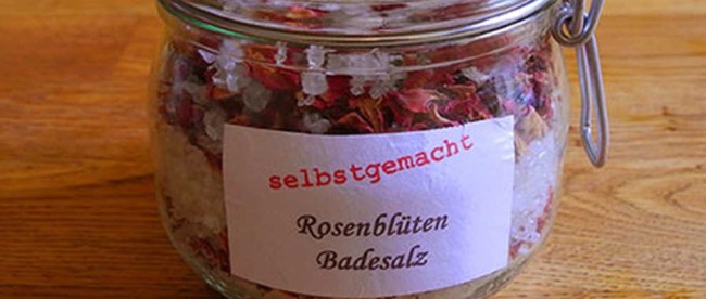 Badesalz mit Rosenblüten